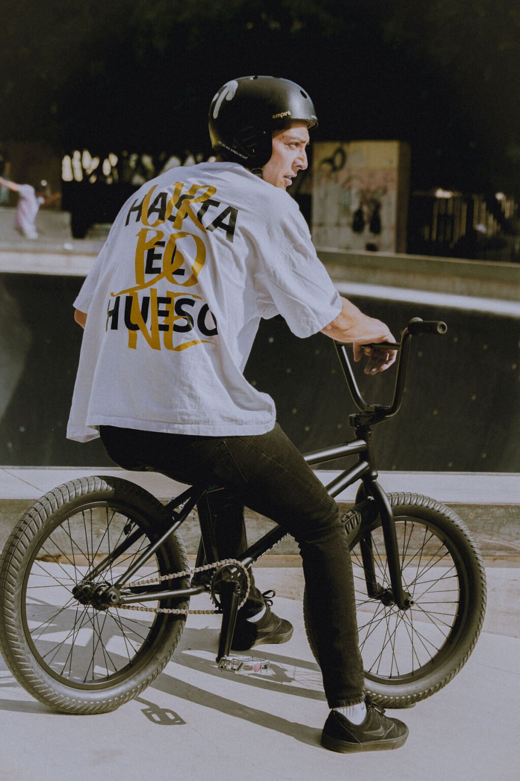 Playera streetwear urbana blanca URBONE - Hasta el hueso