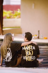 Playera streetwear urbana negra URBONE - Hasta el hueso