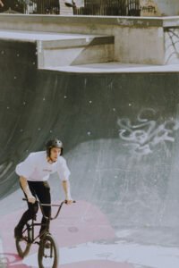 Playera streetwear urbana blanca URBONE - Hasta el hueso